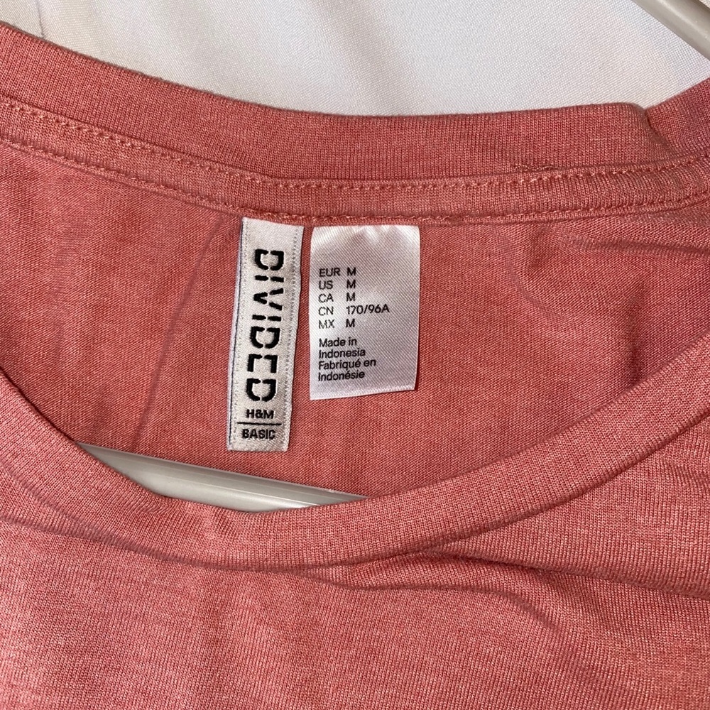 Salmon colored t-shirt with front pocket - Picture 3 of 4